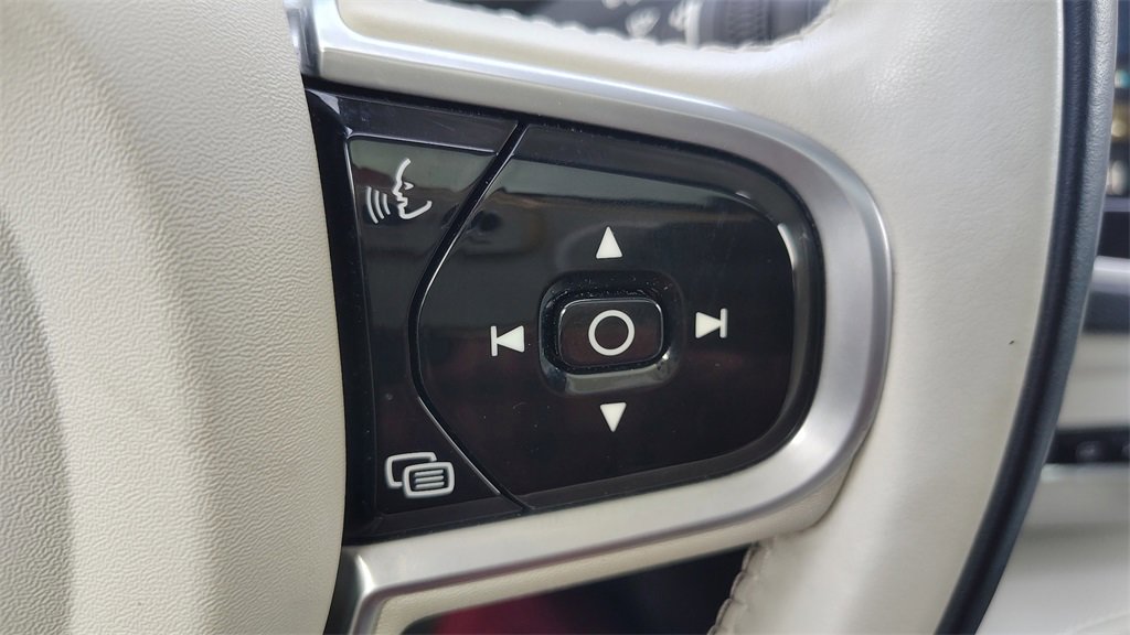 Used 2022 Volvo XC90 T5 Momentum w/ Climate Package image 15