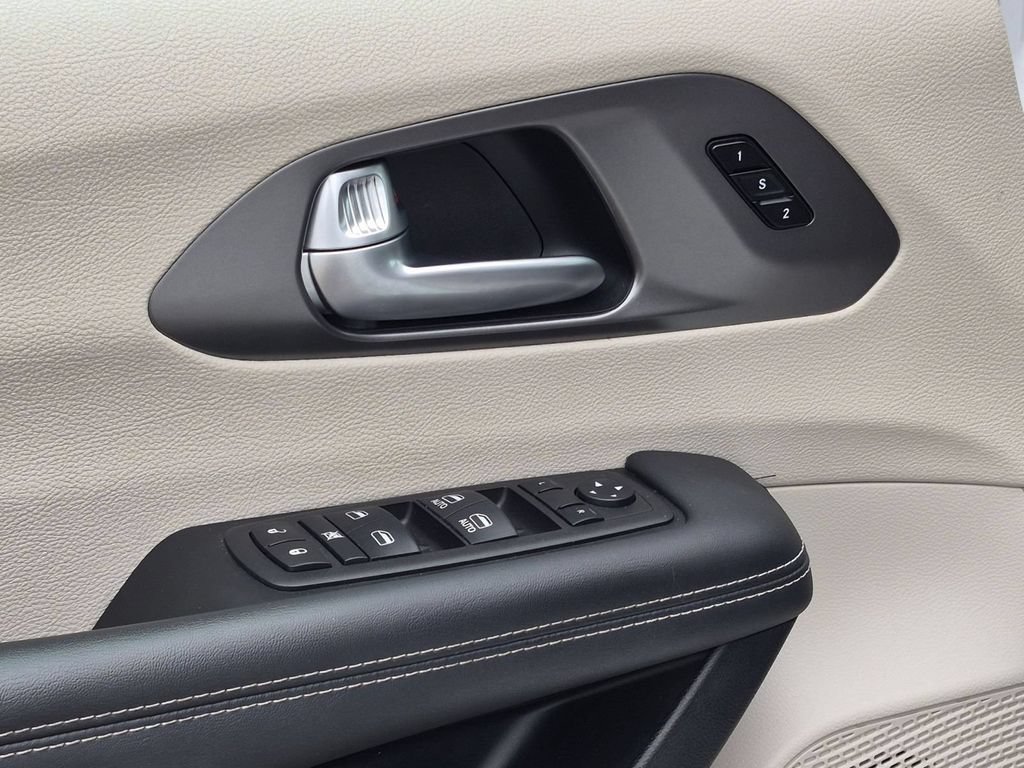 Used 2024 Chrysler Pacifica Touring-L FWD image 16