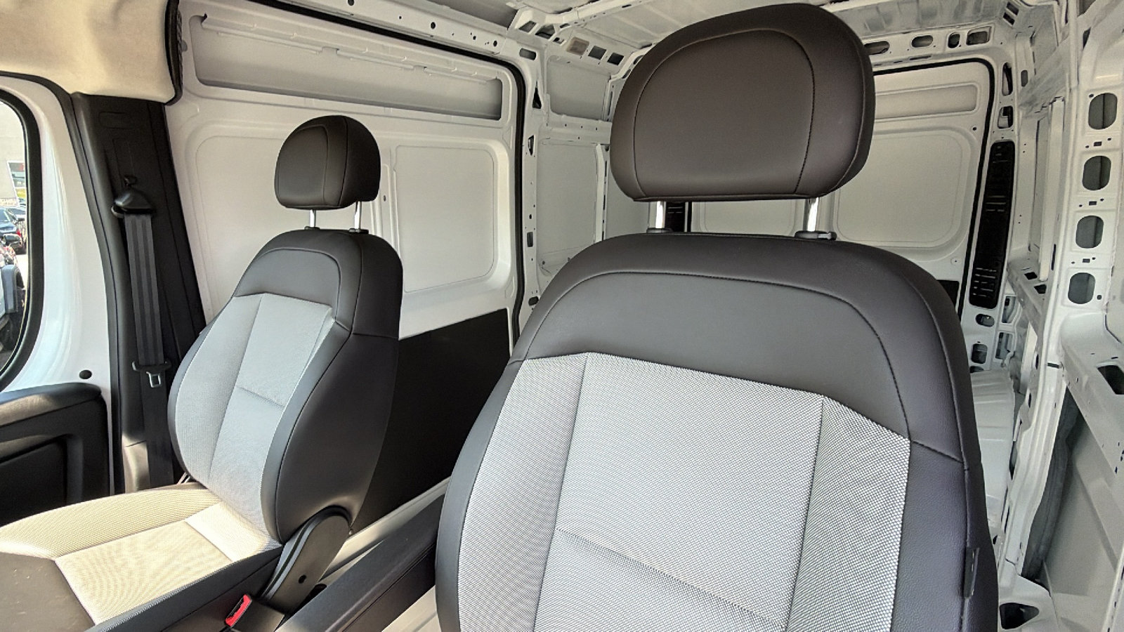 Used 2025 RAM ProMaster 2500 w/ Safety Group FWD image 18