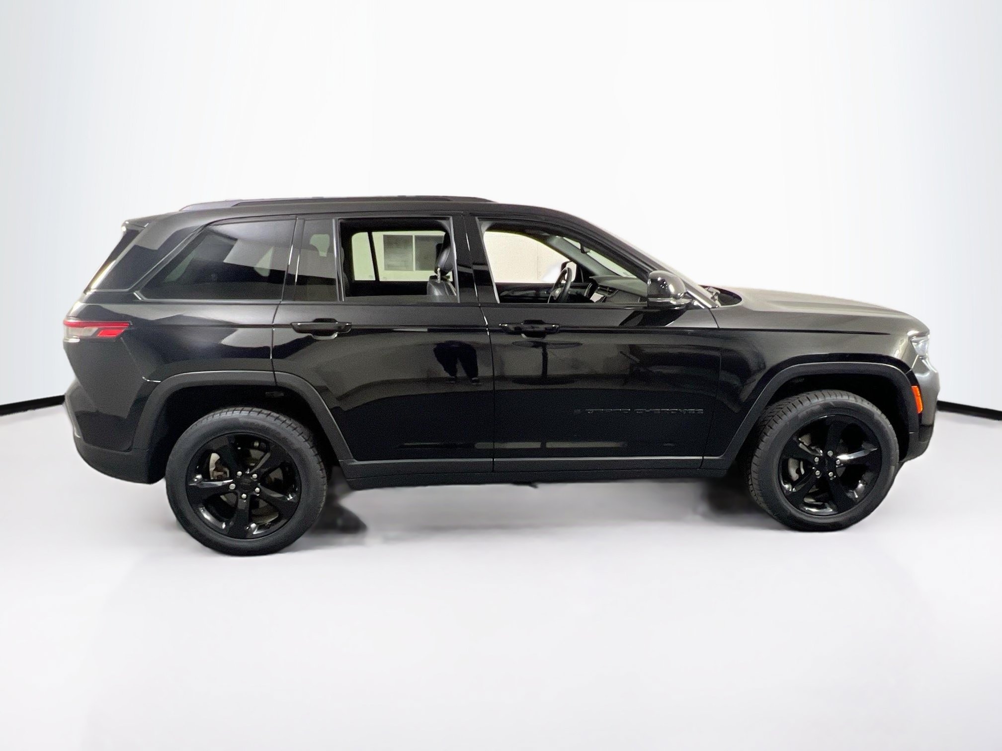 Used 2023 Jeep Grand Cherokee Altitude AWD/4WD image 4