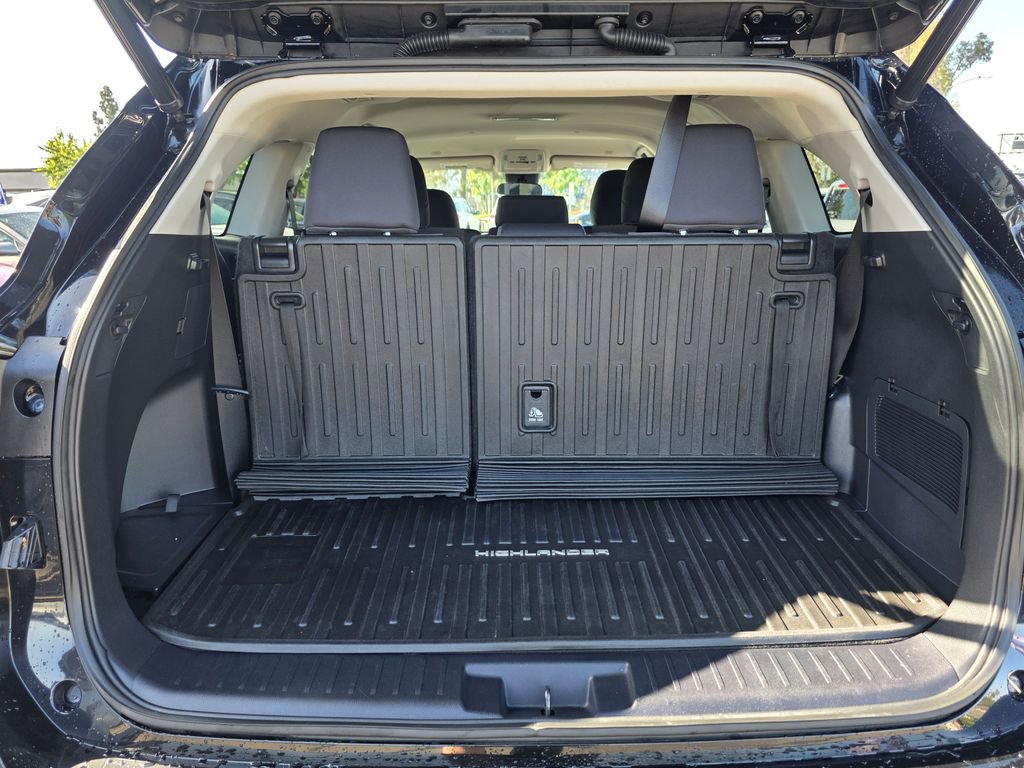 Used 2023 Toyota Highlander LE AWD/4WD image 12