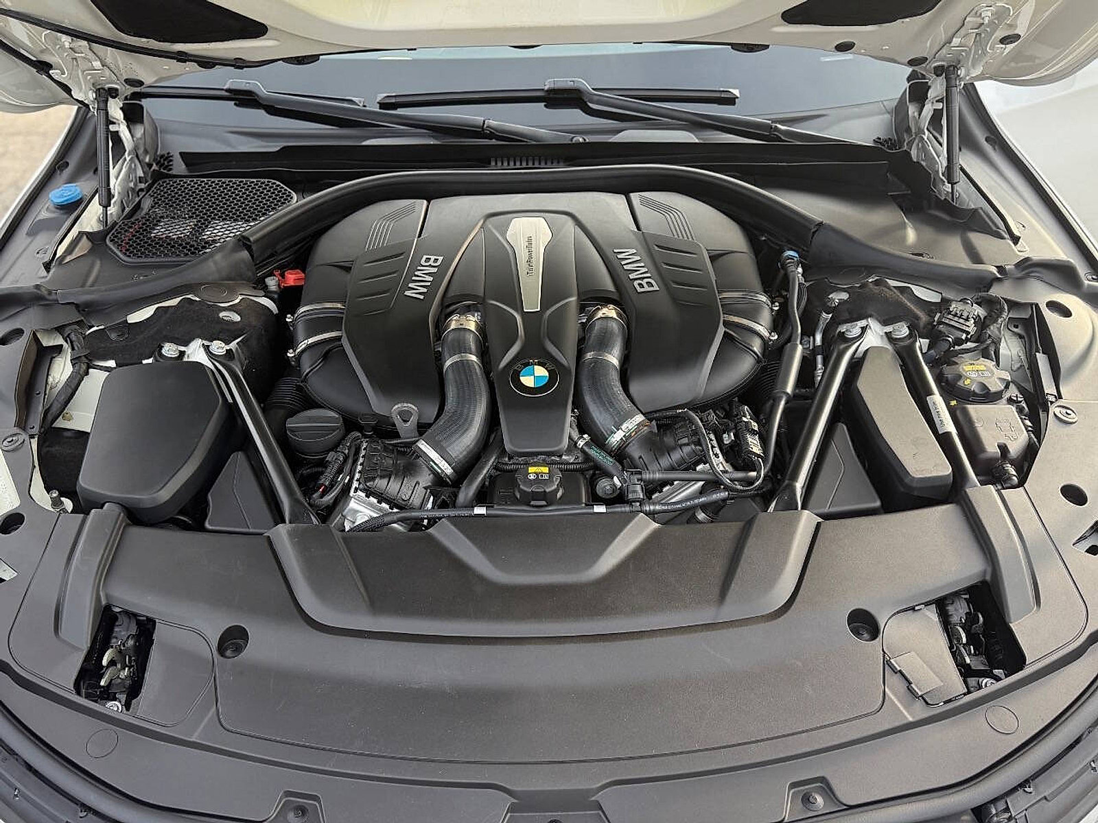 Used 2016 BMW 750i xDrive image 28