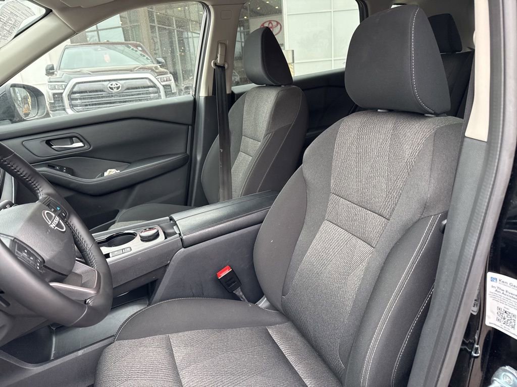 Used 2025 Nissan Rogue SV image 9