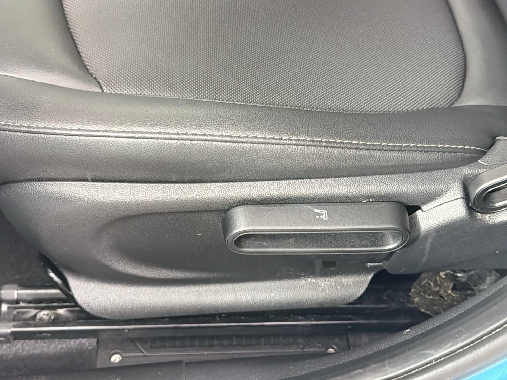 Used 2019 MINI Cooper 4-Door Hardtop w/ Storage Package image 21