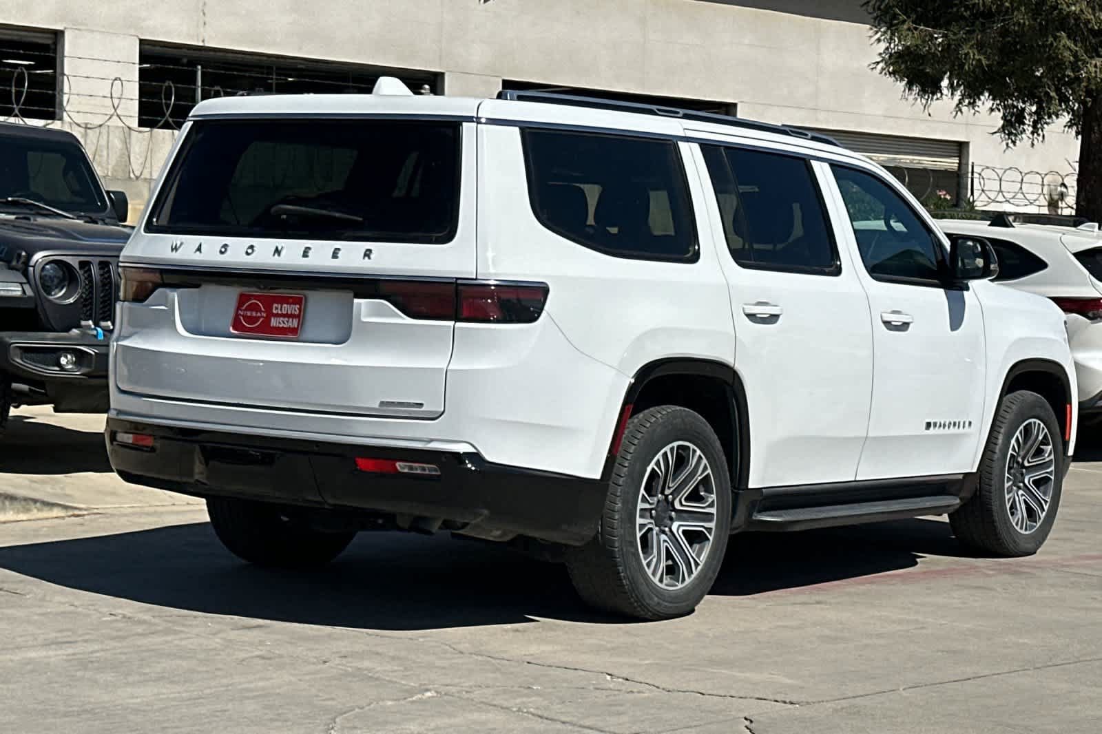 Used 2023 Jeep Wagoneer Series II RWD image 3