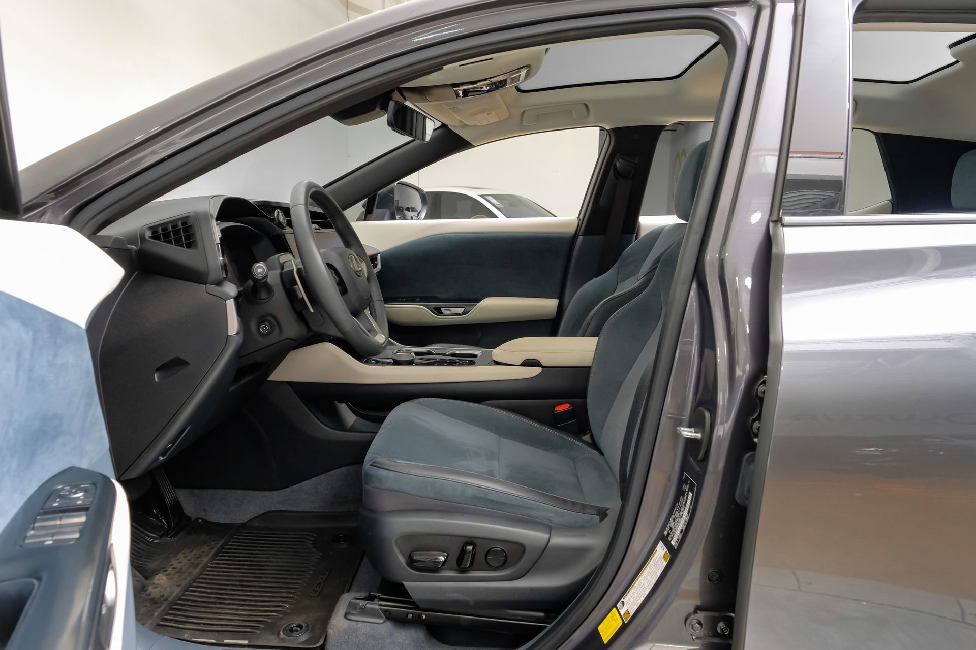 Used 2023 Lexus RZ 450e Premium w/ Accessory Package (2T) image 4