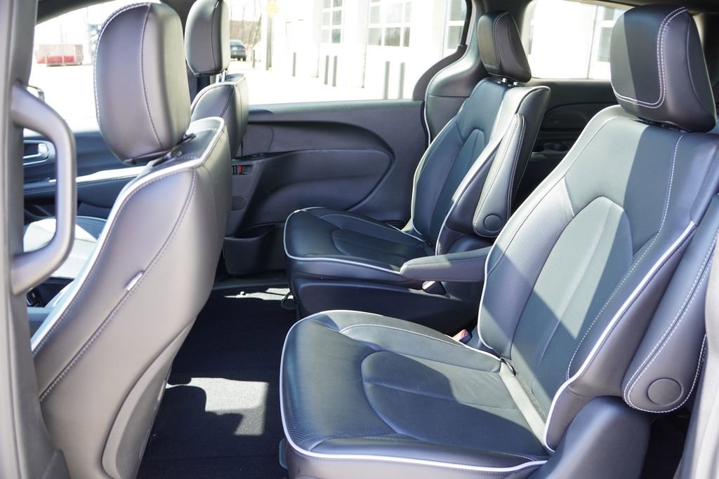 Used 2024 Chrysler Pacifica Premium image 17