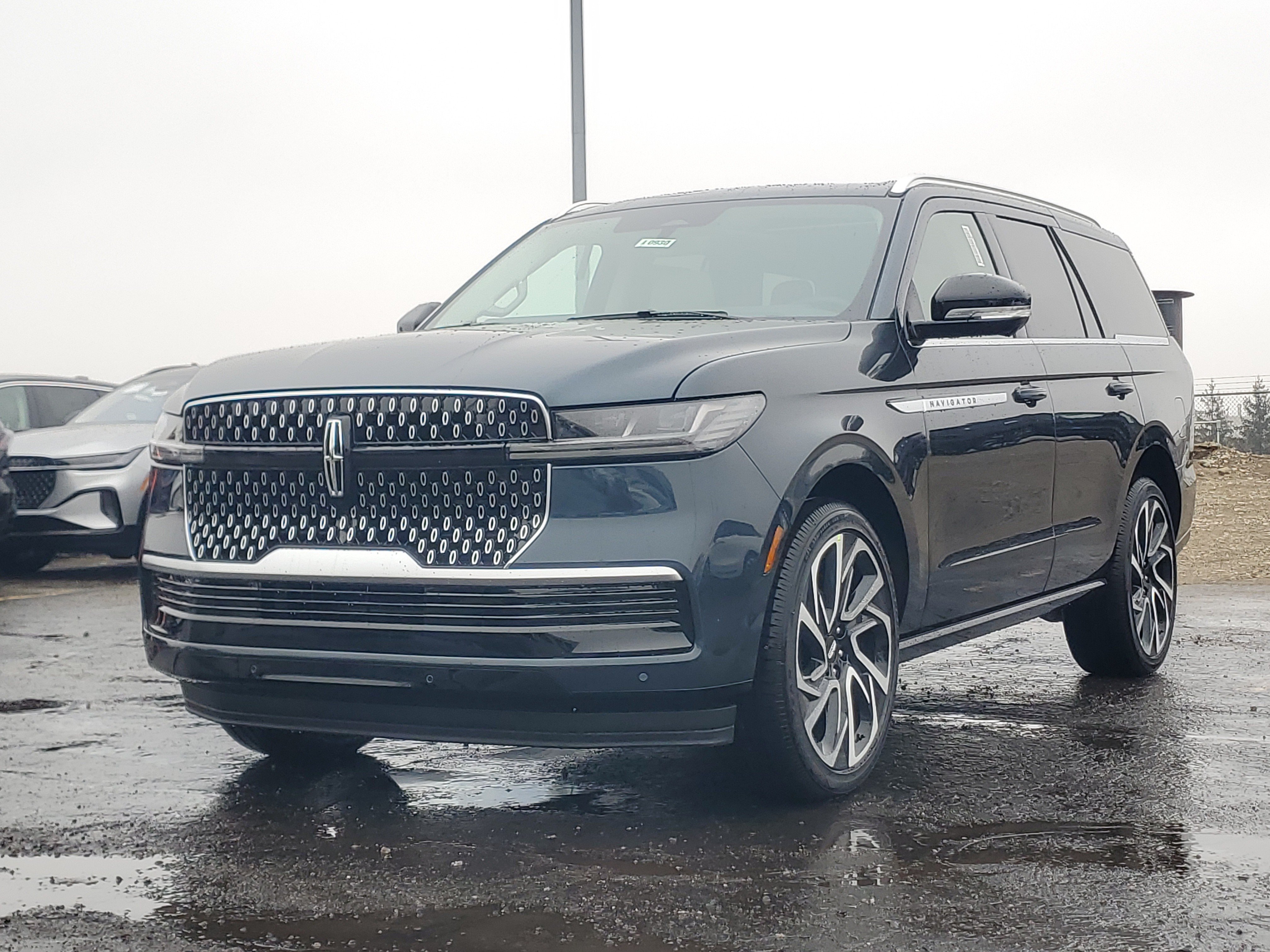 New 2026 Lincoln Navigator Reserve AWD/4WD image 2