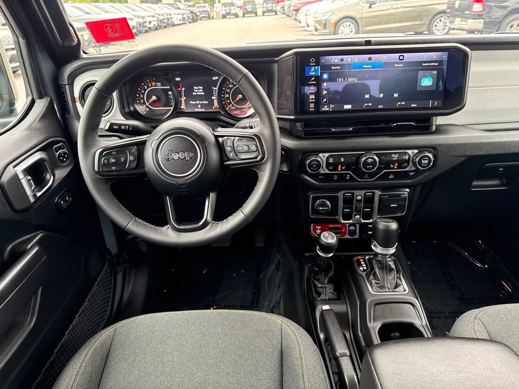 Certified 2025 Jeep Gladiator Overland AWD/4WD image 19