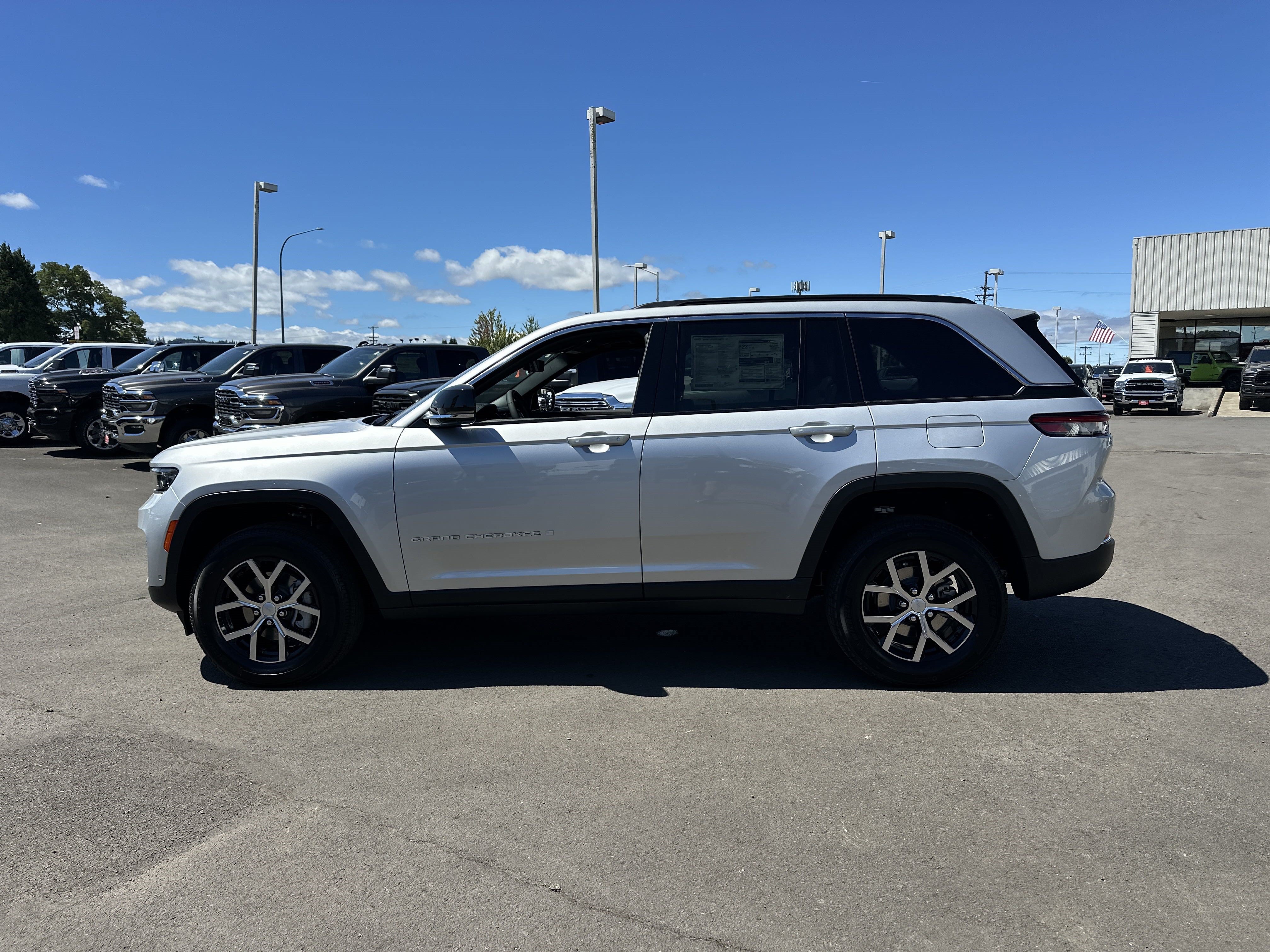 New 2025 Jeep Grand Cherokee Limited w/ Luxury Tech Group II AWD/4WD image 2