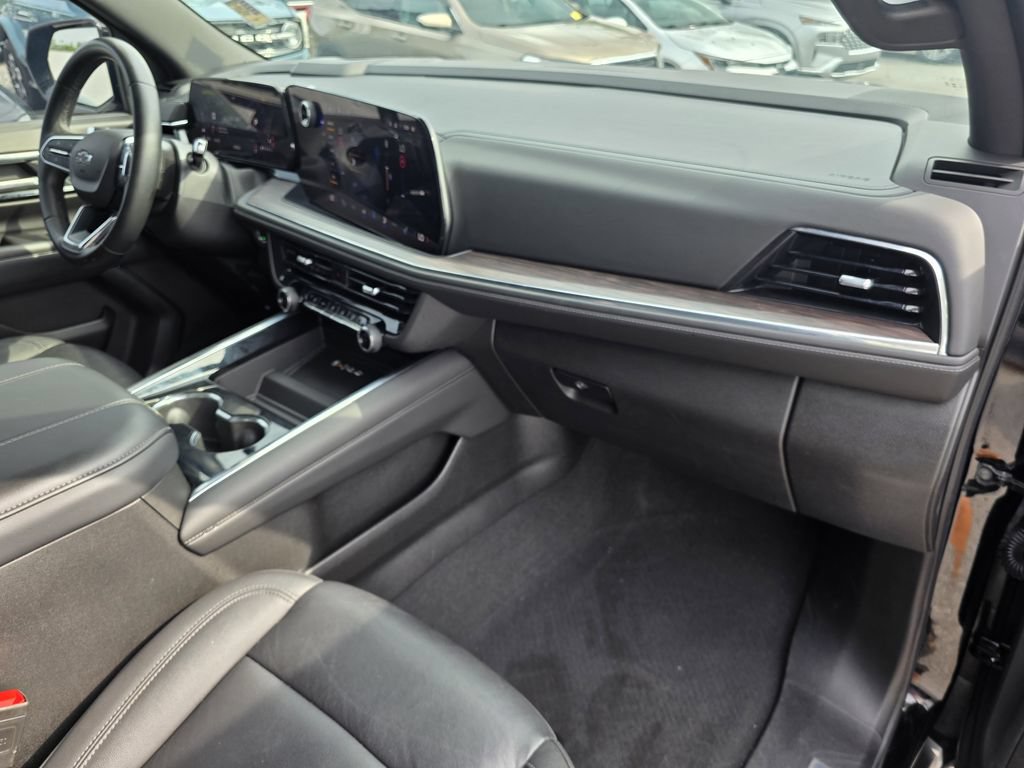 Used 2025 Chevrolet Suburban Z71 AWD/4WD image 11