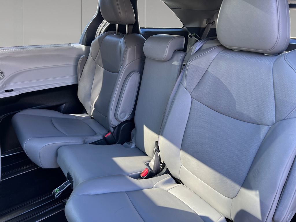 Used 2025 Toyota Sienna XLE FWD image 16