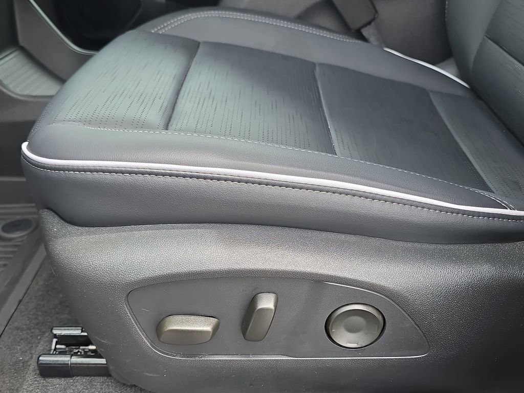 Used 2025 Buick Enclave Sport Touring w/ Power Package FWD image 32