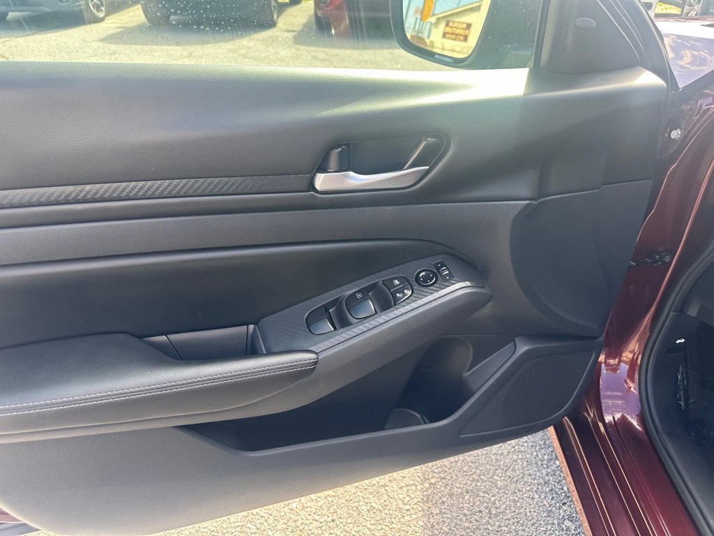 Used 2025 Nissan Altima 2.5 SV image 12