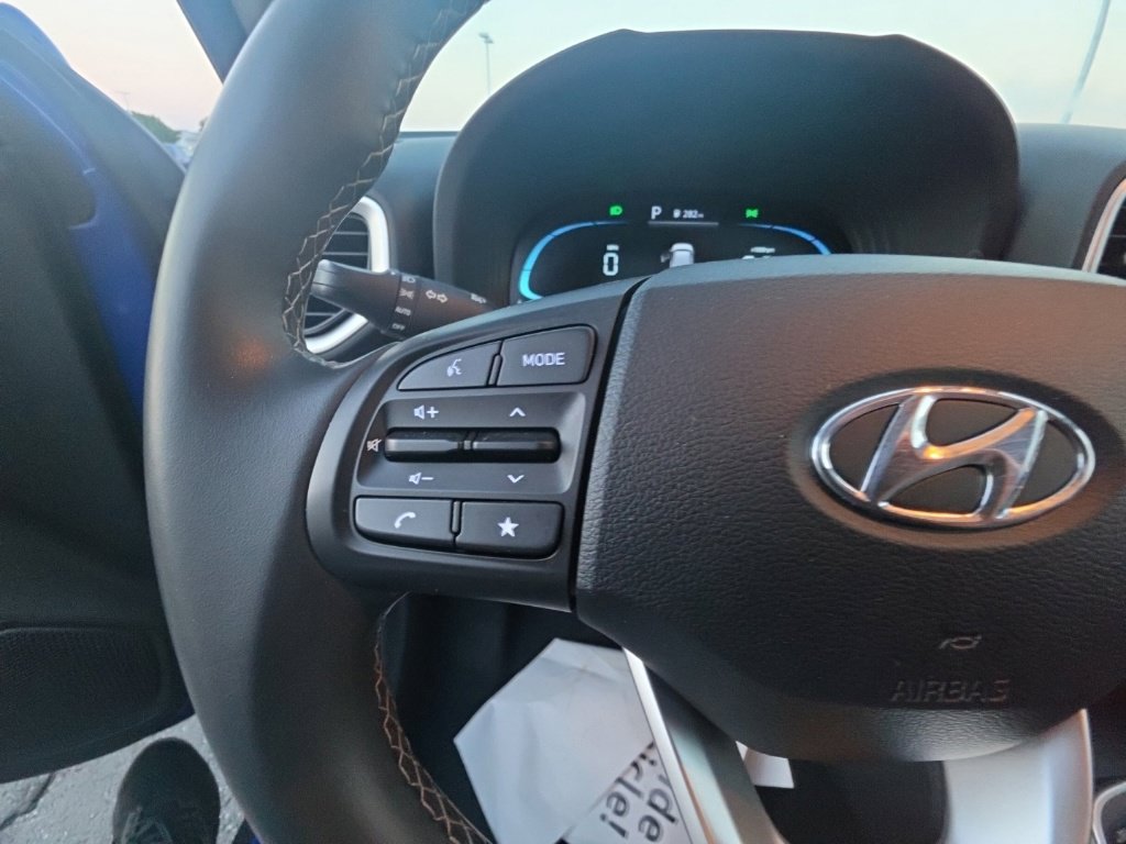 Used 2025 Hyundai Venue SEL FWD image 15