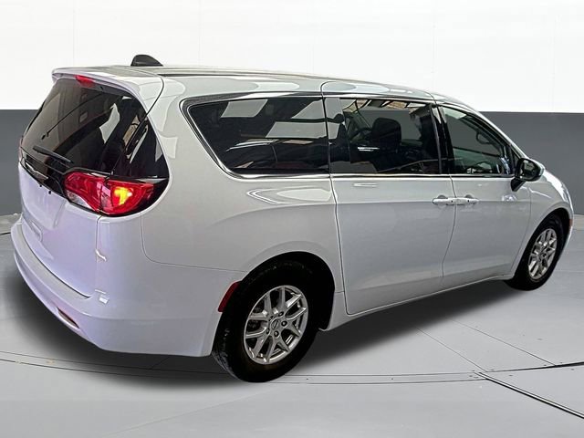 Used 2022 Chrysler Voyager LX FWD image 6