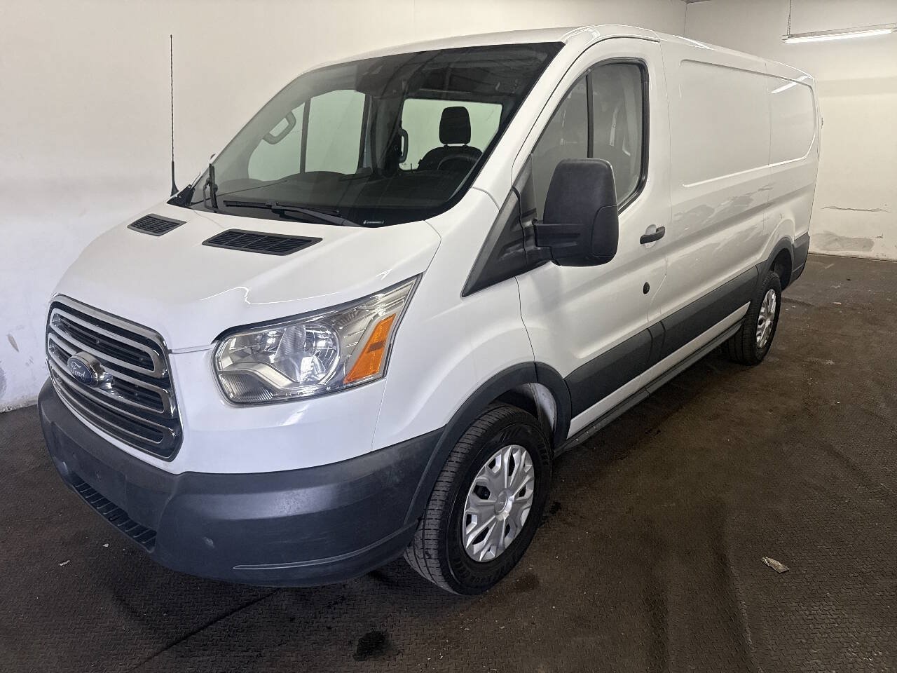 Used 2018 Ford Transit 250 130 Low Roof w/ Exterior Upgrade Package RWD image 1