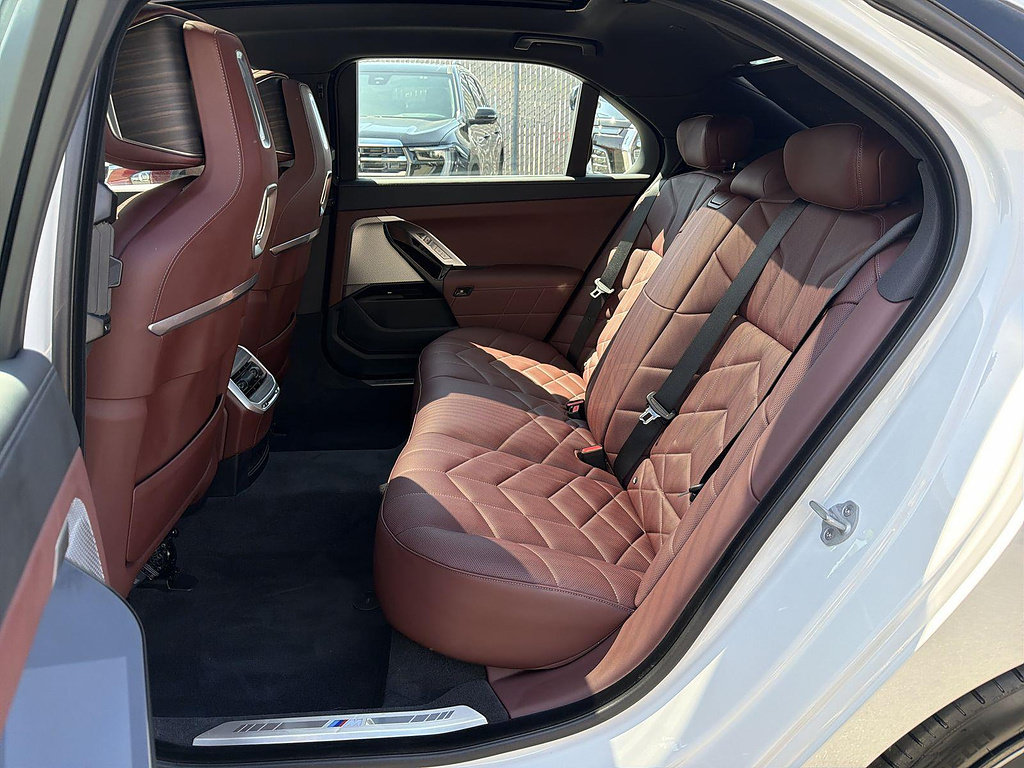 Used 2025 BMW 750e xDrive AWD/4WD image 25