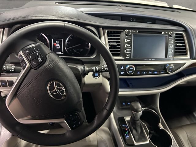 Used 2016 Toyota Highlander Limited AWD/4WD image 2
