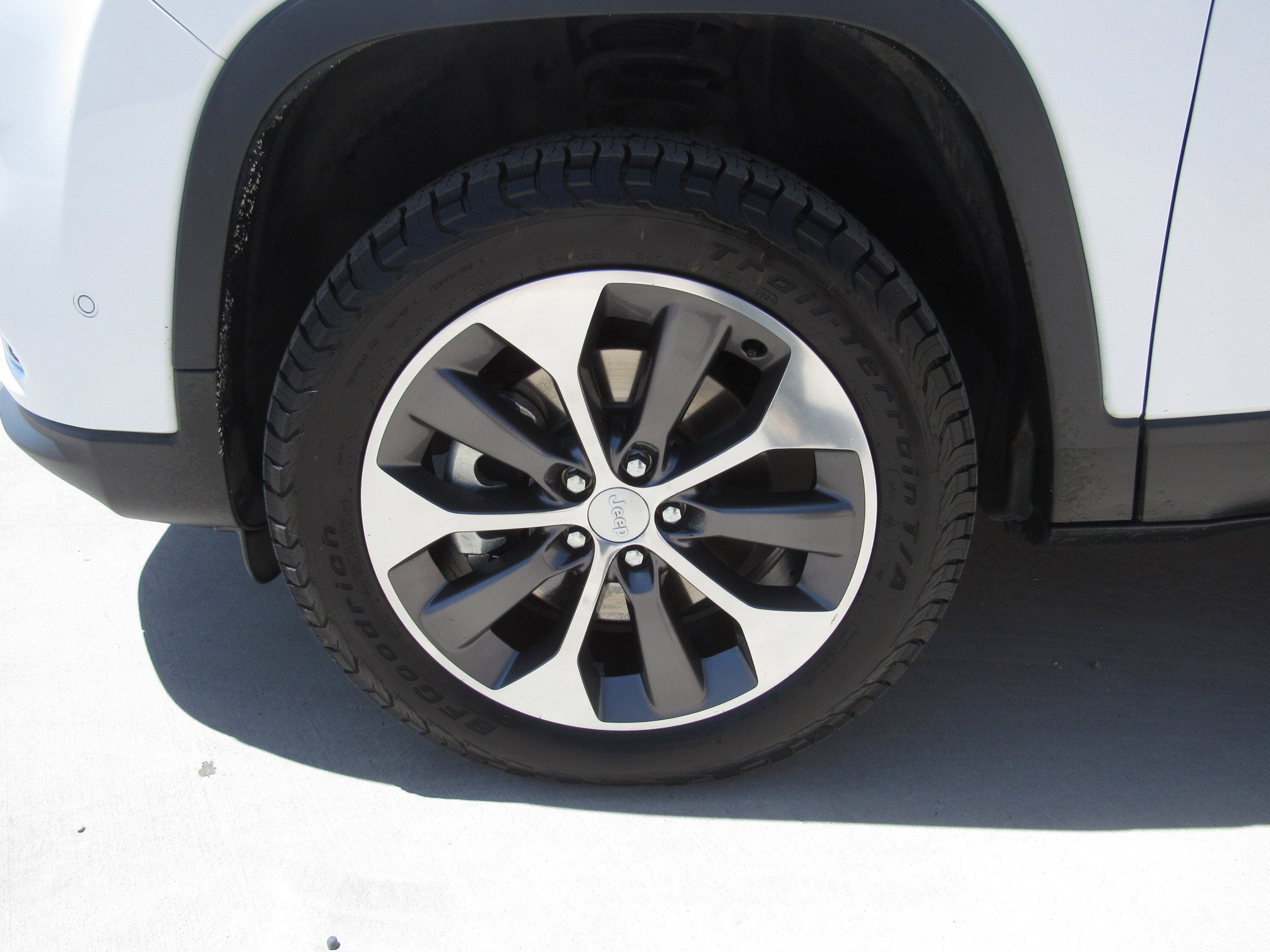 Used 2021 Jeep Cherokee Limited w/ Elite Package AWD/4WD image 4