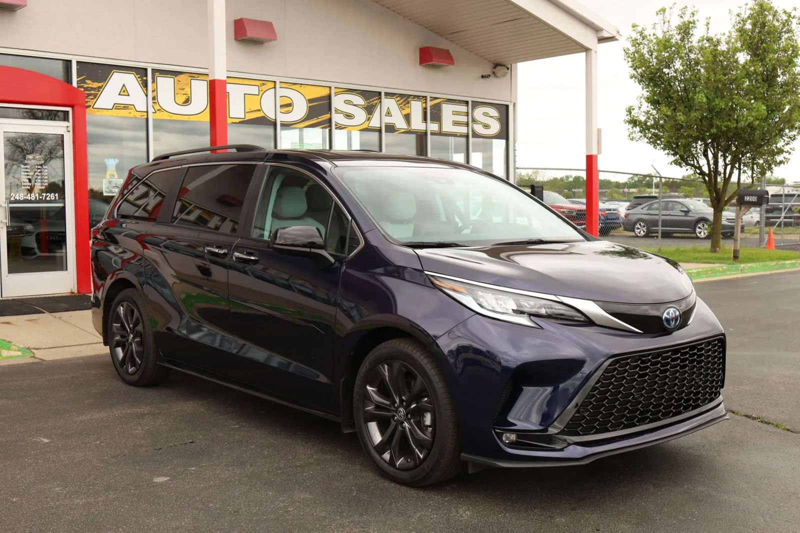 Used 2024 Toyota Sienna XSE w/ XSE Plus Package FWD image 3