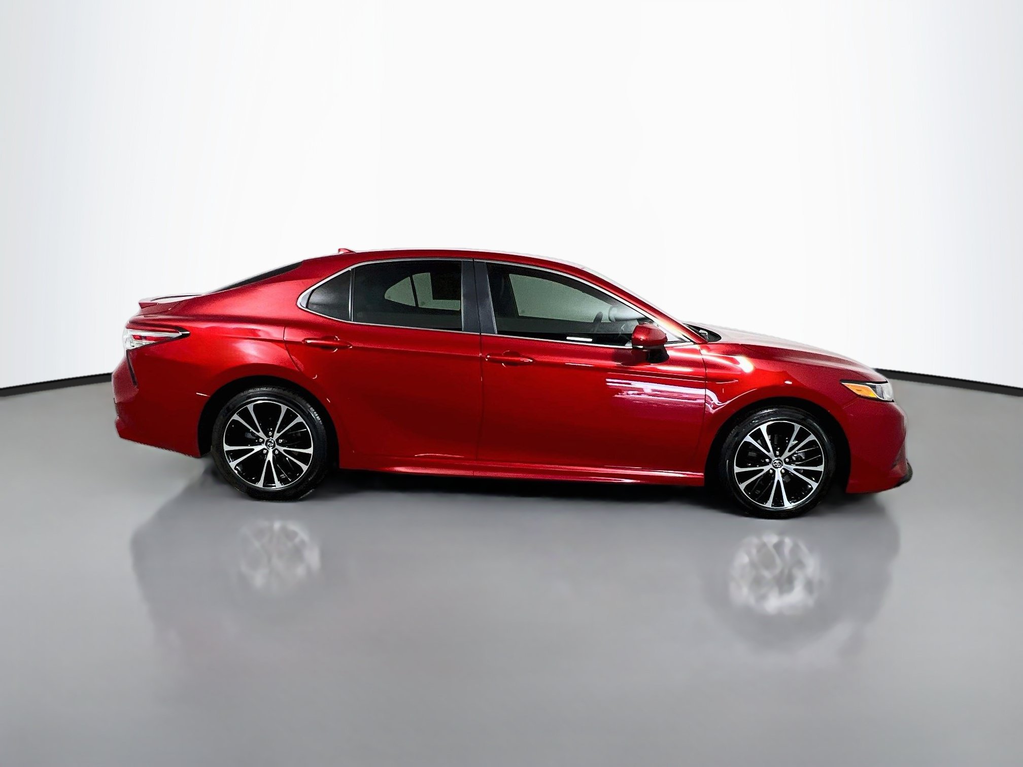 Used 2020 Toyota Camry SE FWD image 3