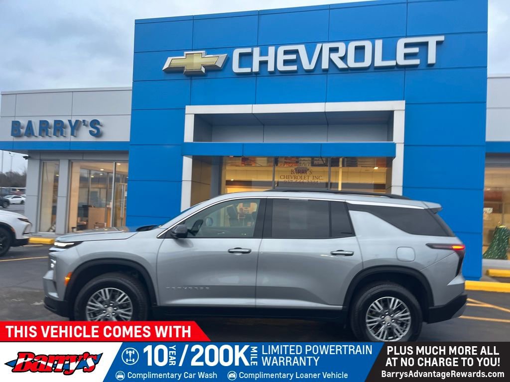 Used 2025 Chevrolet Traverse LT image 1