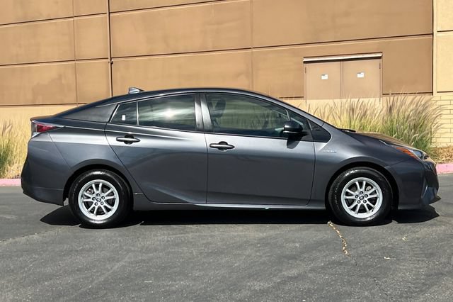 Used 2017 Toyota Prius Four FWD image 3