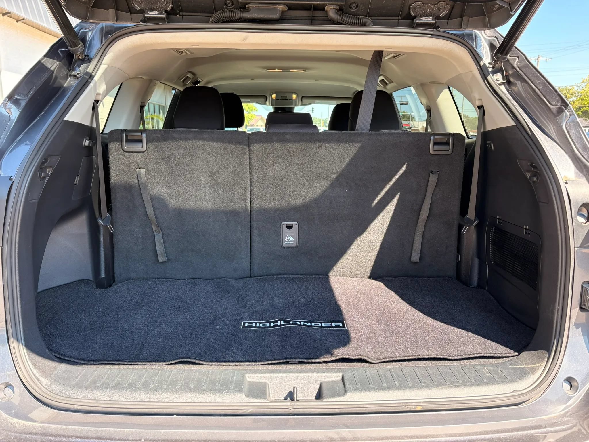 Used 2022 Toyota Highlander LE AWD/4WD image 8