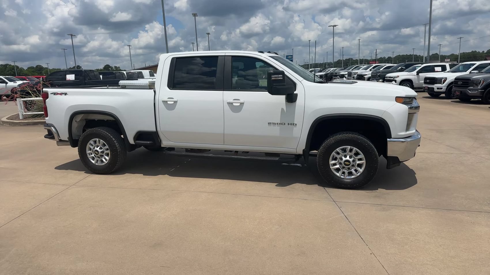 Used 2021 Chevrolet Silverado 2500 LT AWD/4WD image 2