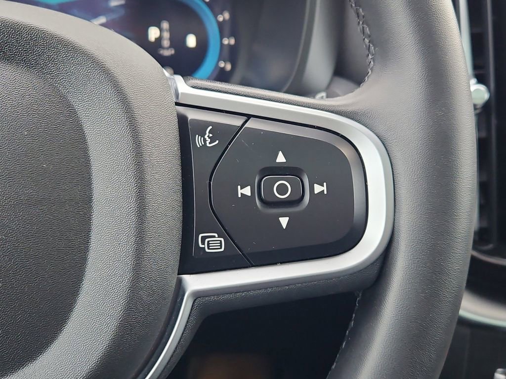 Used 2025 Volvo XC60 B5 Core image 28
