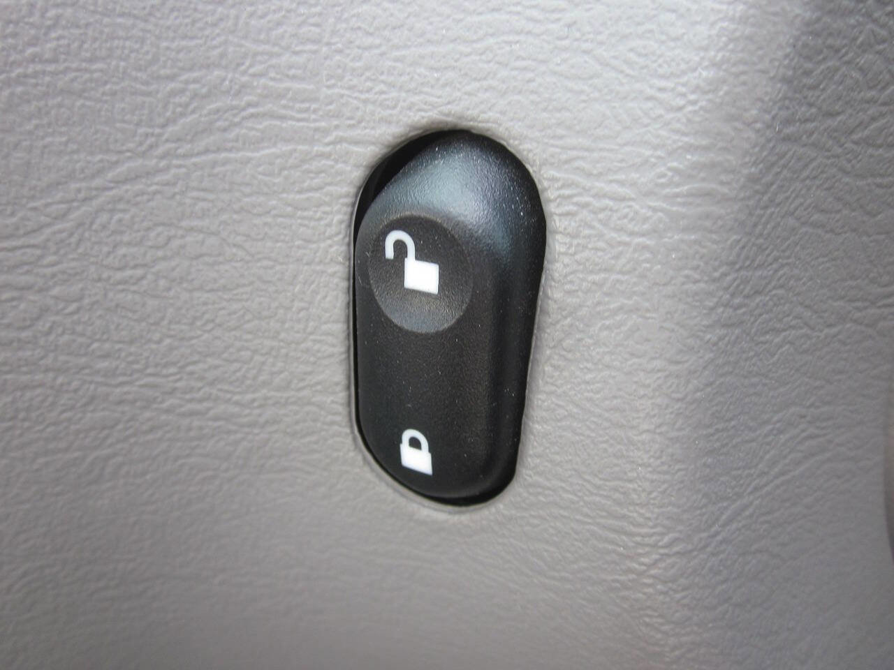 Used 2005 Ford Taurus SE FWD image 24