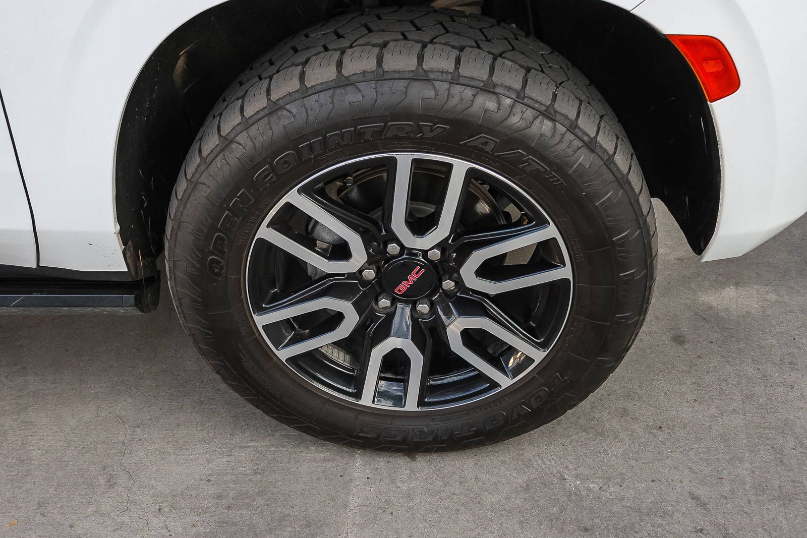 Used 2024 GMC Yukon AT4 w/ AT4 Premium Plus Package AWD/4WD image 15