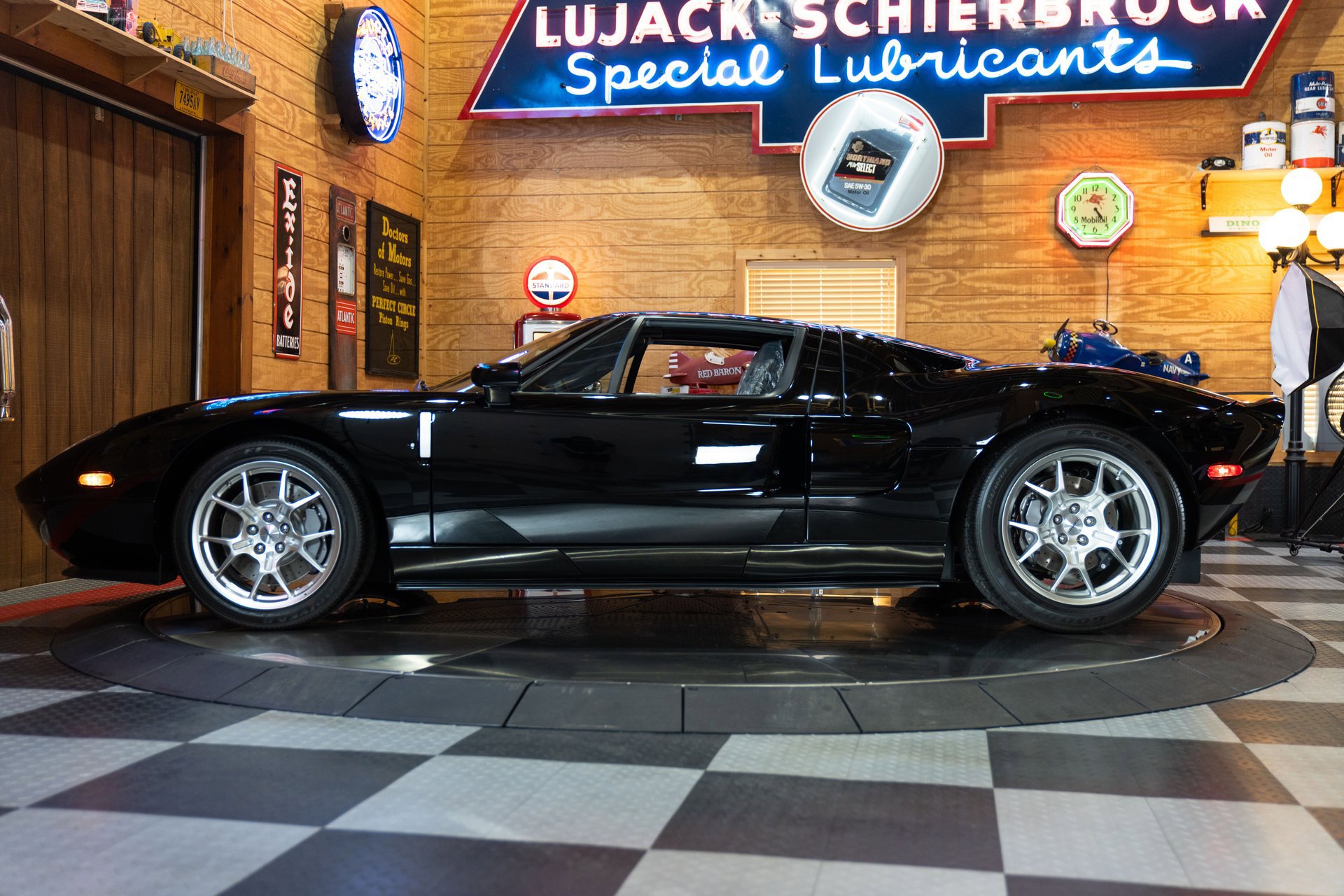 Used 2006 Ford GT image 19