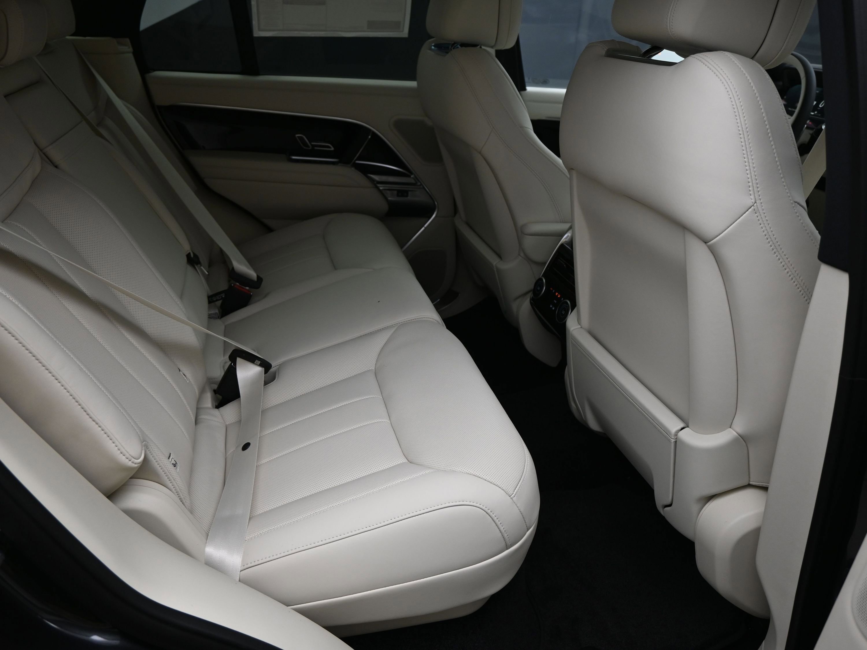 New 2025 Land Rover Range Rover SE image 8