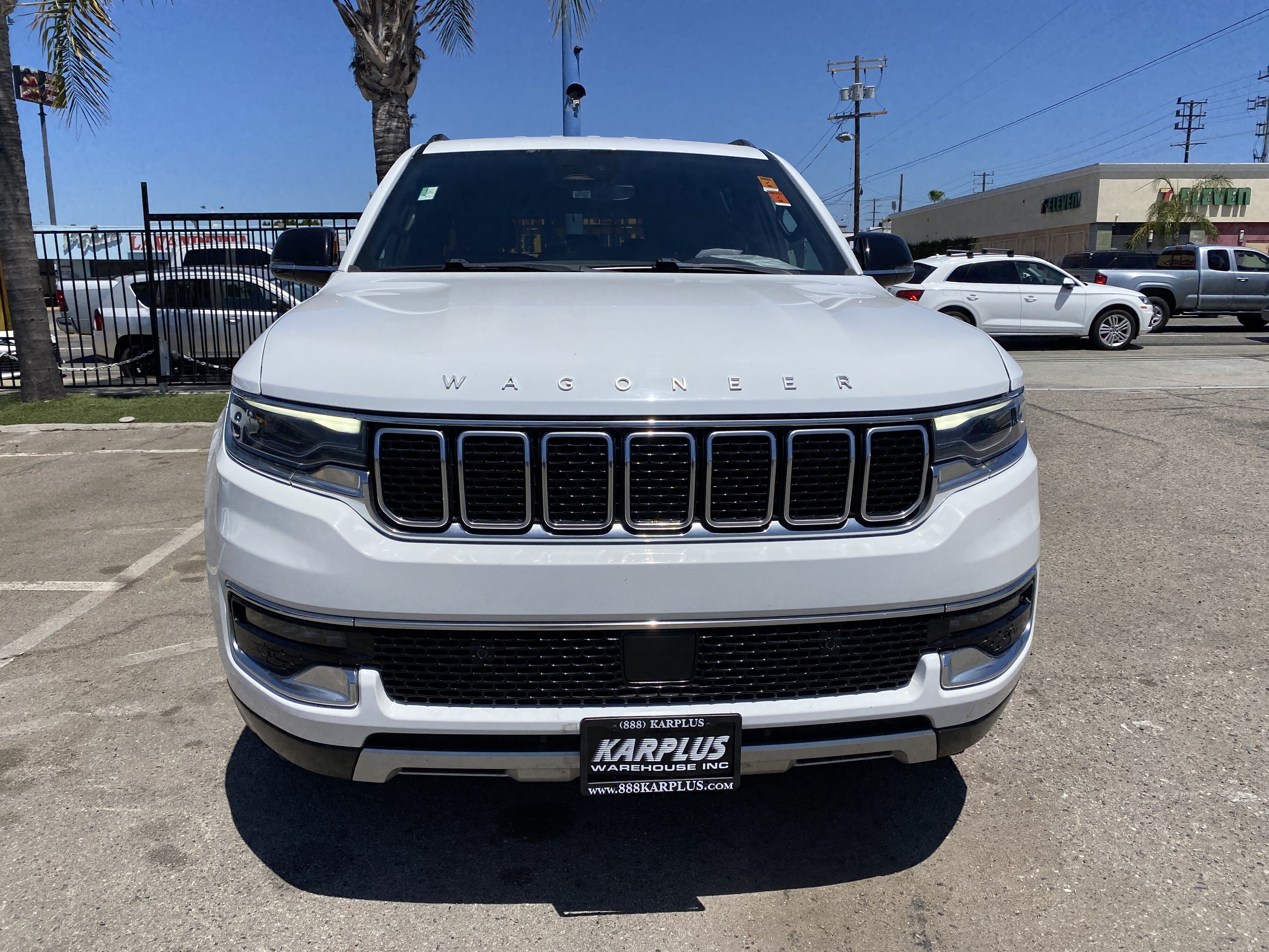 Used 2024 Jeep Wagoneer L Series II w/ Flexible Seating Group AWD/4WD image 3