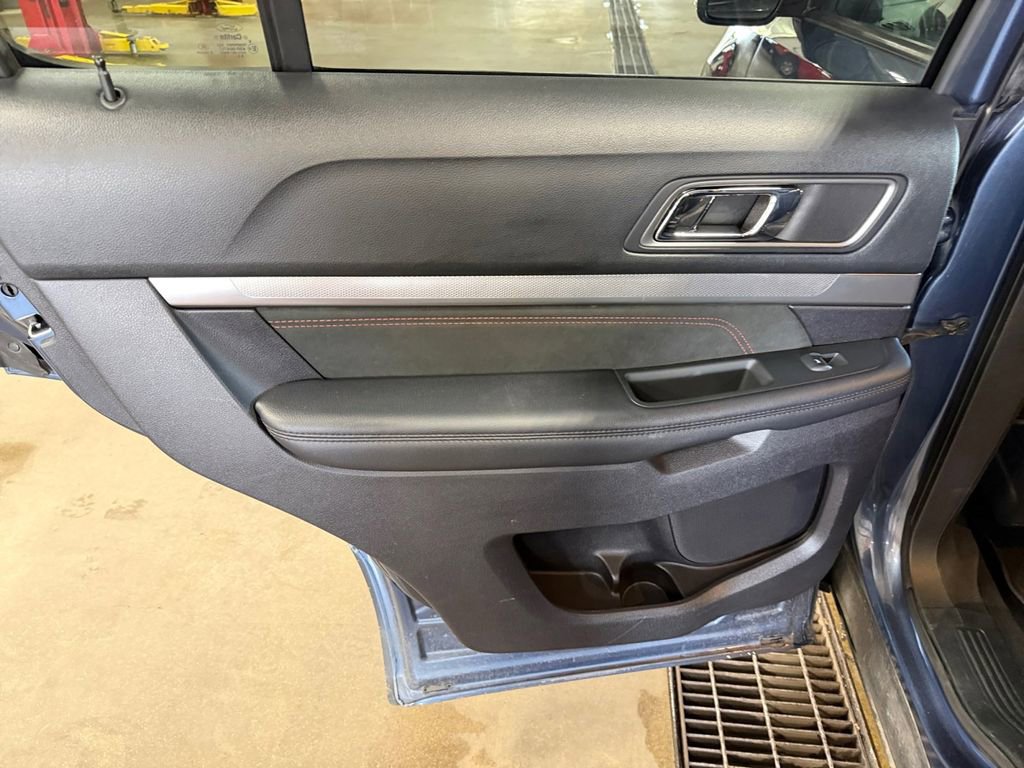 Used 2019 Ford Explorer XLT w/ Equipment Group 202A AWD/4WD image 25