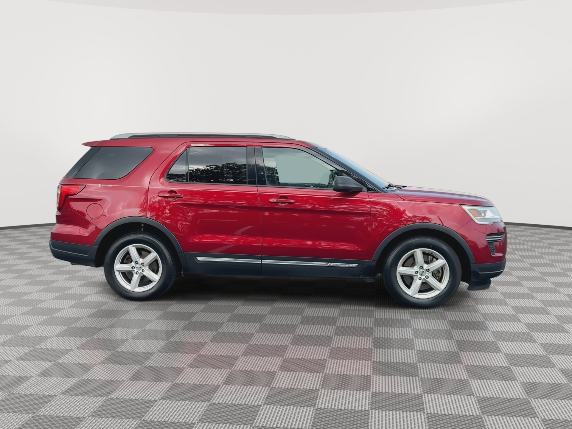 Used 2018 Ford Explorer XLT FWD image 9