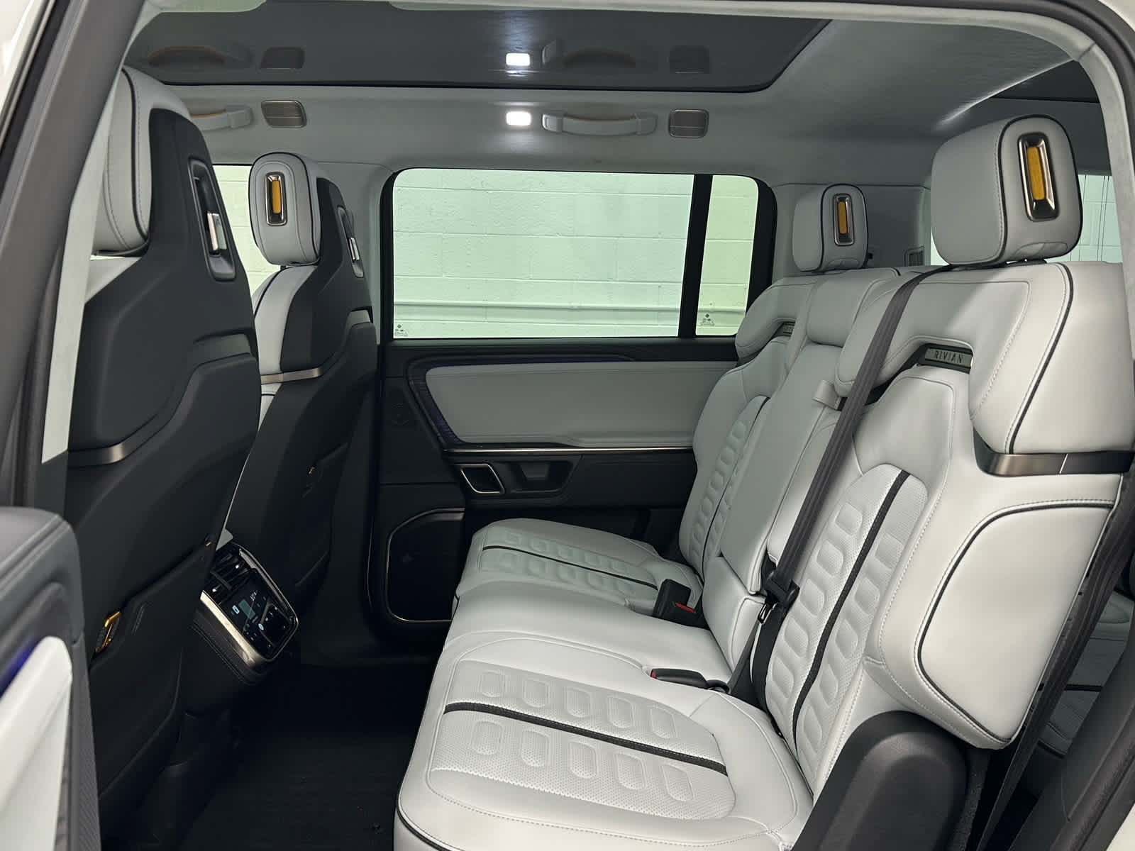 Used 2023 Rivian R1S Adventure Dual AWD/4WD image 15