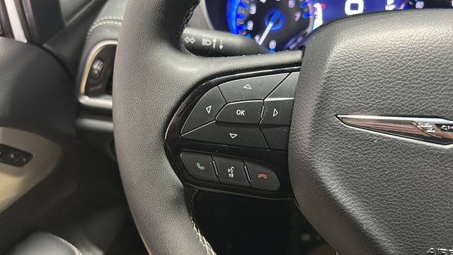 Used 2025 Chrysler Pacifica Limited FWD image 11