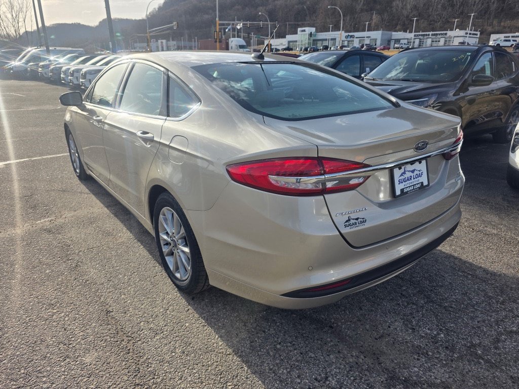 Used 2017 Ford Fusion SE FWD image 4