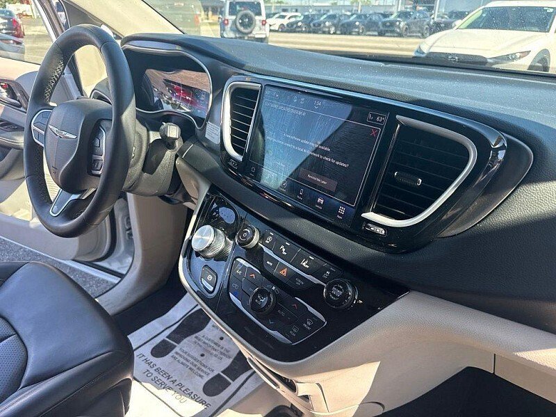 Used 2023 Chrysler Pacifica Touring-L FWD image 29
