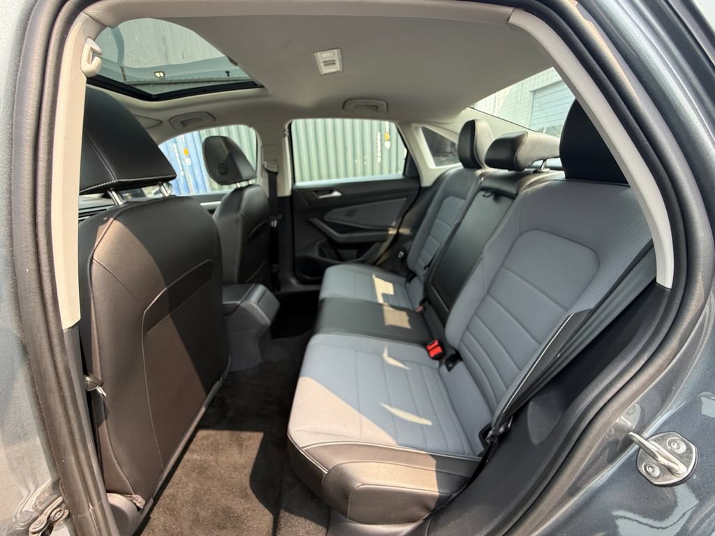 Used 2025 Volkswagen Jetta SE FWD image 21