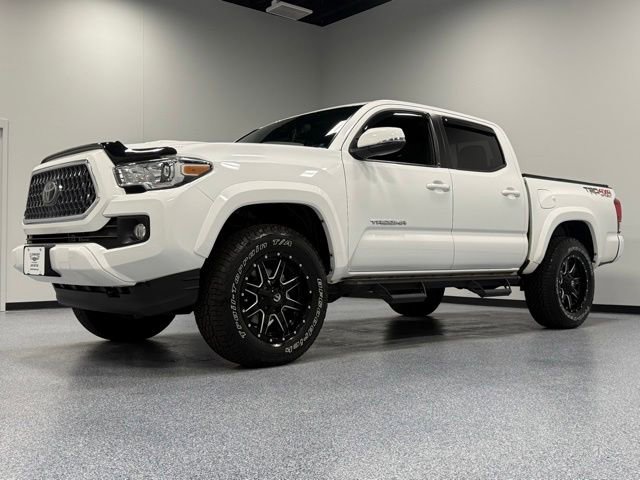 Used 2019 Toyota Tacoma TRD Sport AWD/4WD image 5