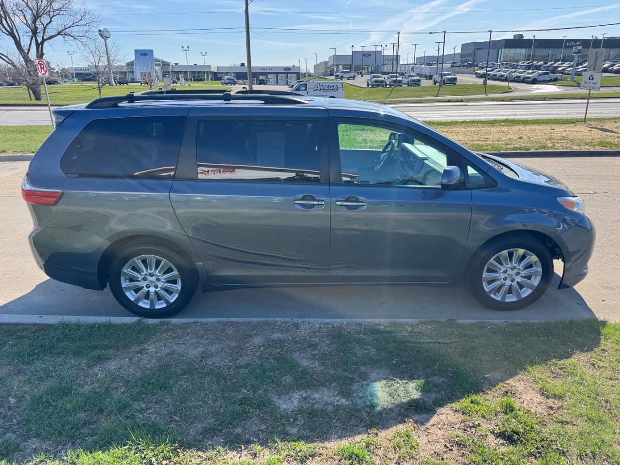 Used 2015 Toyota Sienna XLE w/ XLE Navigation Package AWD/4WD image 5