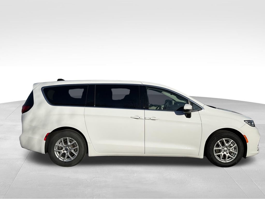 Used 2023 Chrysler Pacifica Touring-L image 31