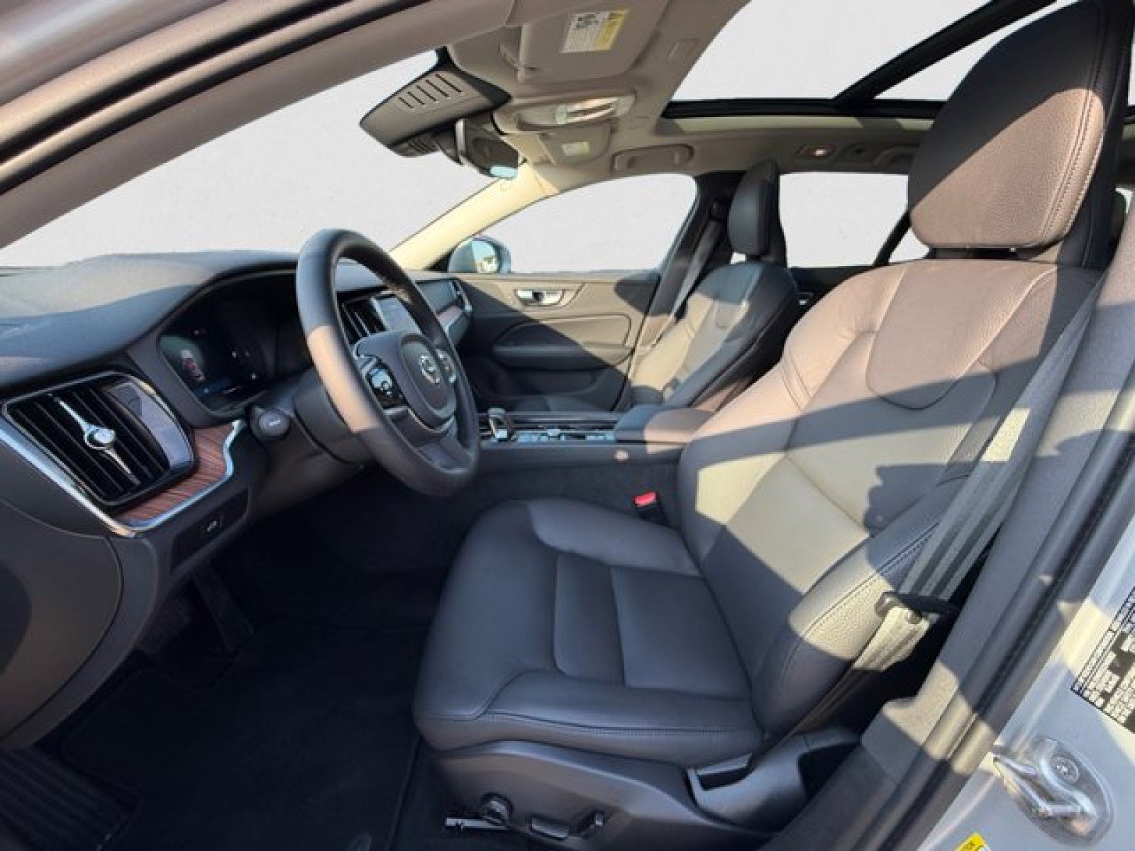 Used 2025 Volvo V60 B5 Cross Country Plus image 10