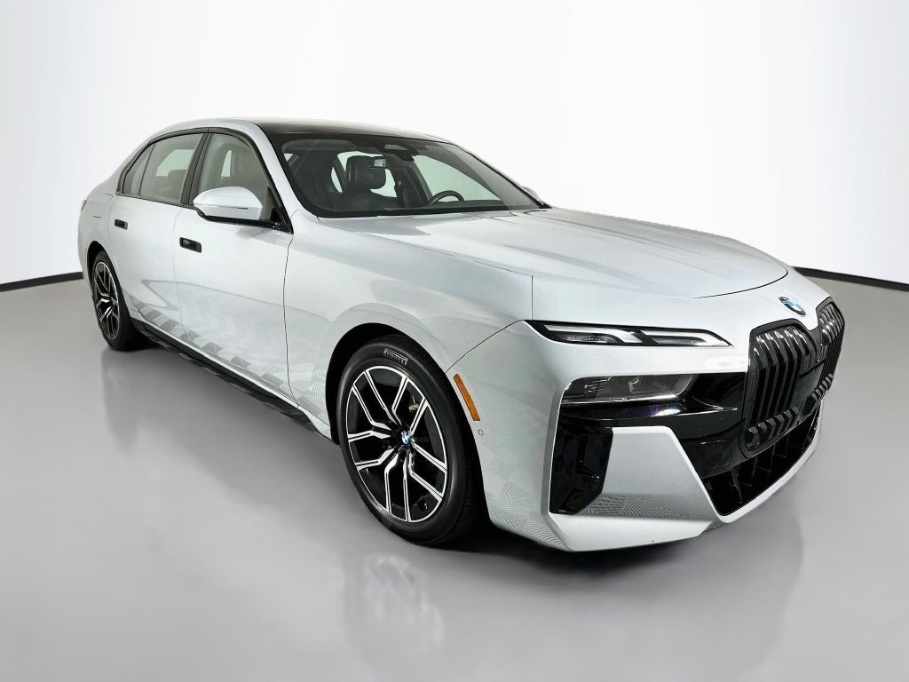 Used 2023 BMW 740i w/ Parking Assistance Package RWD image 7