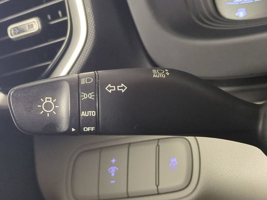Used 2025 Hyundai Venue SEL FWD image 38