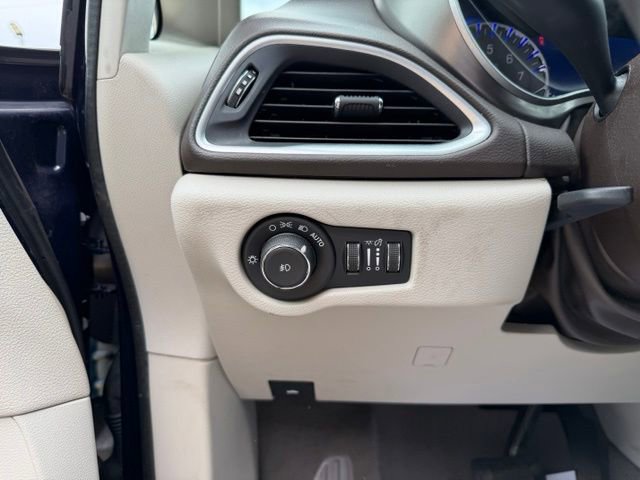 Used 2017 Chrysler Pacifica Touring-L Plus w/ Advanced Safetytec Group FWD image 30